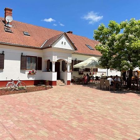 Bed and Breakfast NOBLE'S Panzió és Étterem Nemesnép Exterior foto