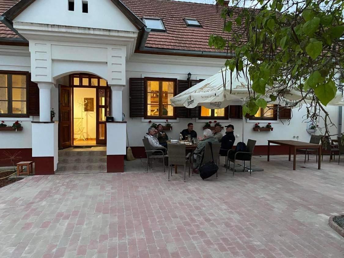Bed and Breakfast NOBLE'S Panzió és Étterem Nemesnép Exterior foto
