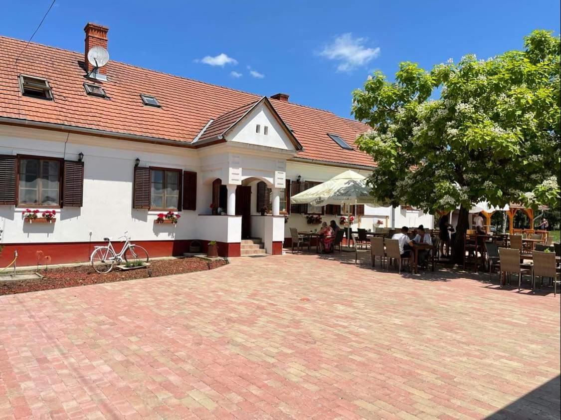 Bed and Breakfast NOBLE'S Panzió és Étterem Nemesnép Exterior foto