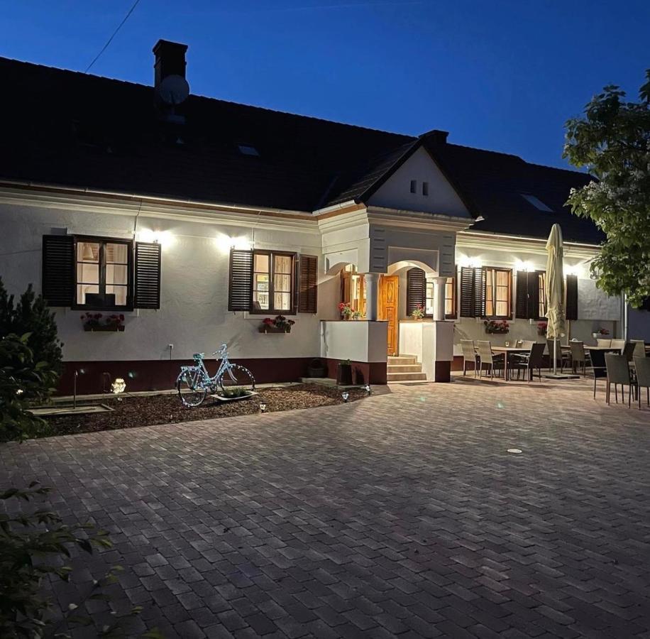 Bed and Breakfast NOBLE'S Panzió és Étterem Nemesnép Exterior foto